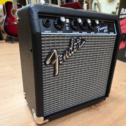 🎶🎶 Si eres un guitarrista principiante o buscas un amplificador pequeño, fácil de usar, con un sonido de calidad y un precio genial, este amplificador te interesará 🥰🤩. Se trata del amplificador "Fender Frontman 10G" con un altavoz de 6", control de ganancia e interruptor de overdrive, que ofrece una emulación de saturación a válvulas. Es idóneo para blues, metal y dispone del tan buscado sonido limpio de Fender.

Está disponible en nuestra tienda Rockmusic. ¿Te vienes a probarlo?🙂👌🎶🎶
.
.
.
.
.
.
.
.
.
.
.
.
.
.
.
.
#rockmusic #instrumentosmusicales #tiendademusica #amplificador #amplifier #fender #amplificadorfender #fenderfrontman10g #guitarrista #galeriasmamut #oiartzun #comerciolocal #galeriasmamut #instamusic #musically